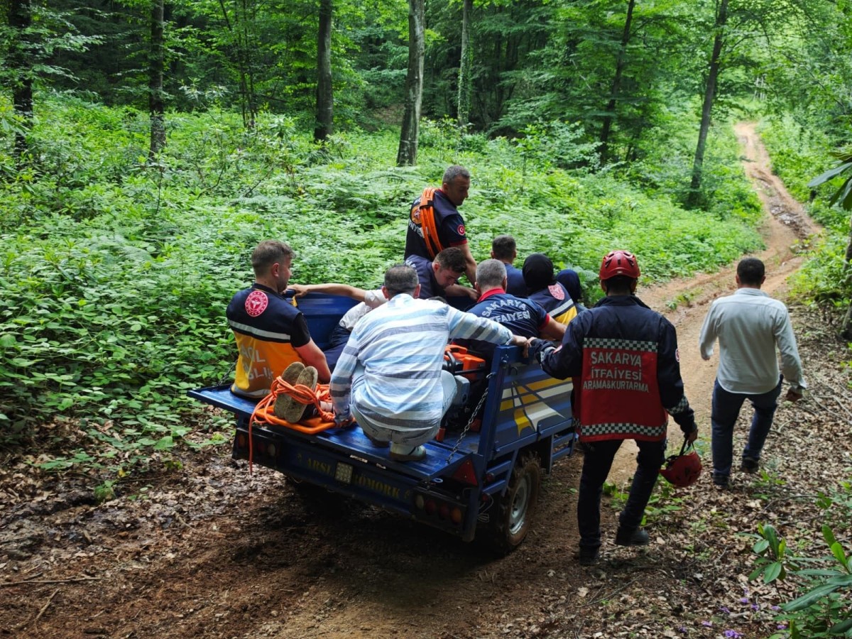 Kayalıklara sıkışan motosiklet sürücüsü “patpat”la kurtarıldı