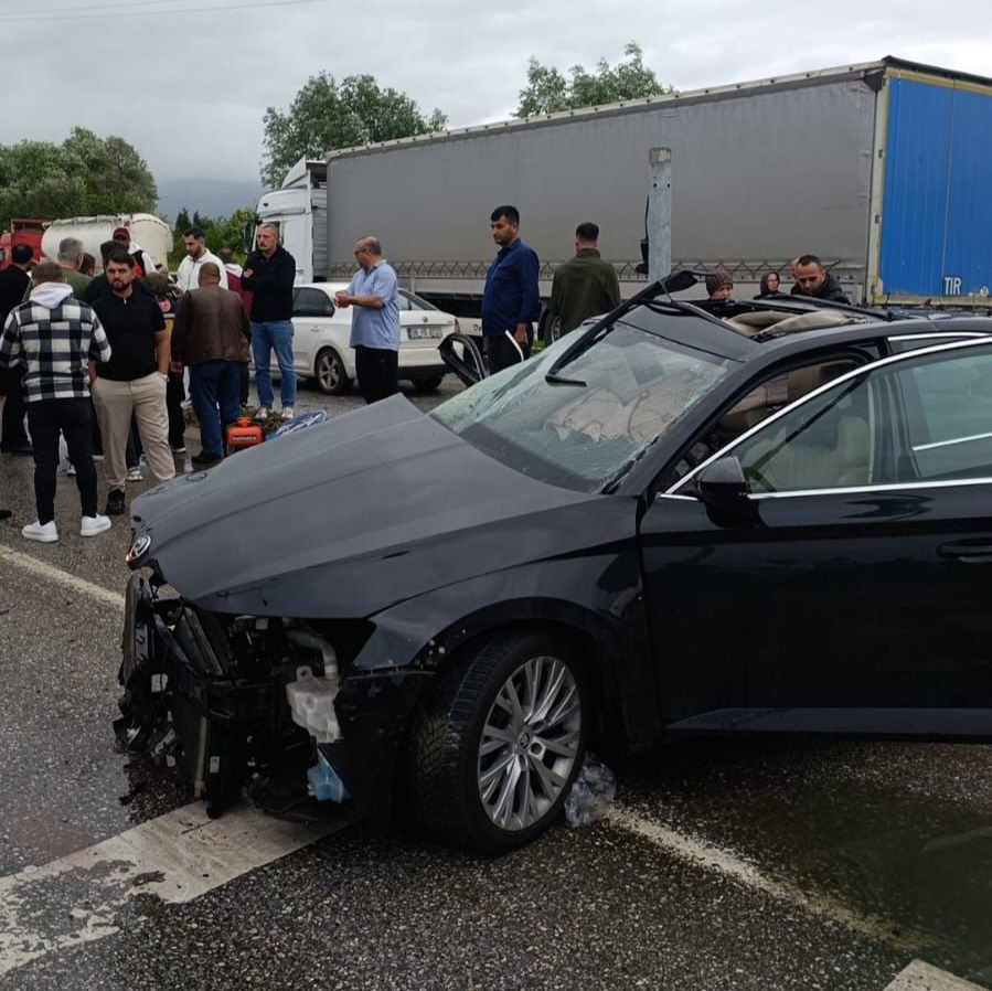 Kavşakta feci kaza: Halk otobüsü ile otomobil çarpıştı, 5 yaralı