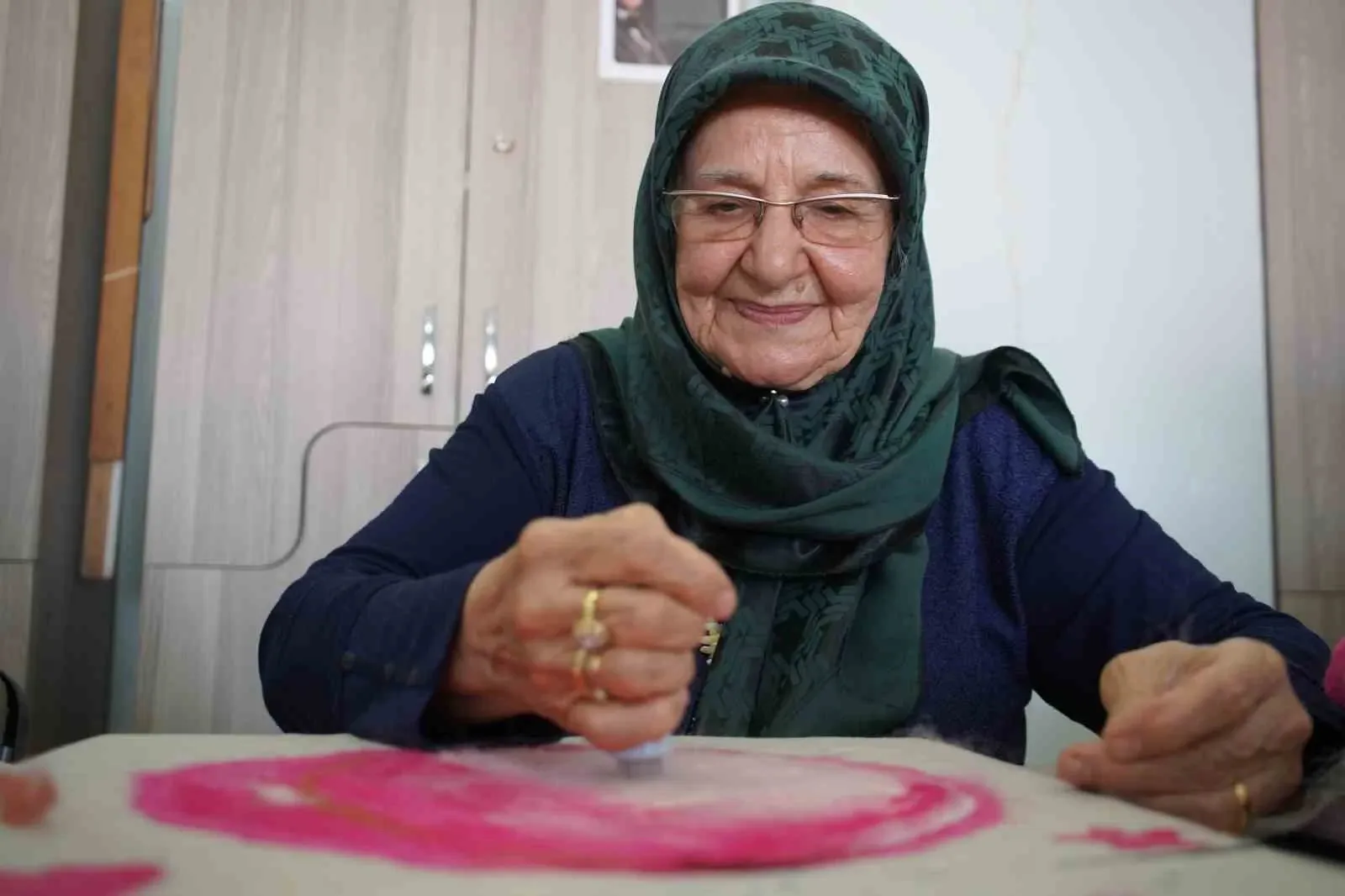 82 yaşında sanatla hayata tutundu
