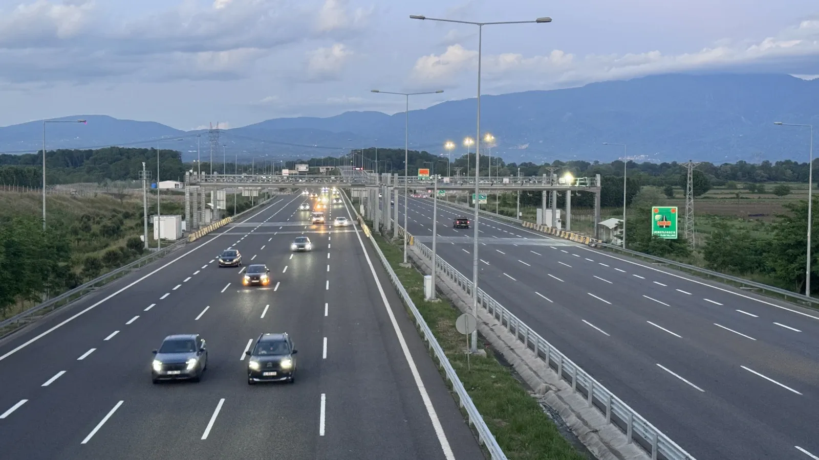 Sakarya geçişinde bayram dönüşü: Trafik akıcı yoğun