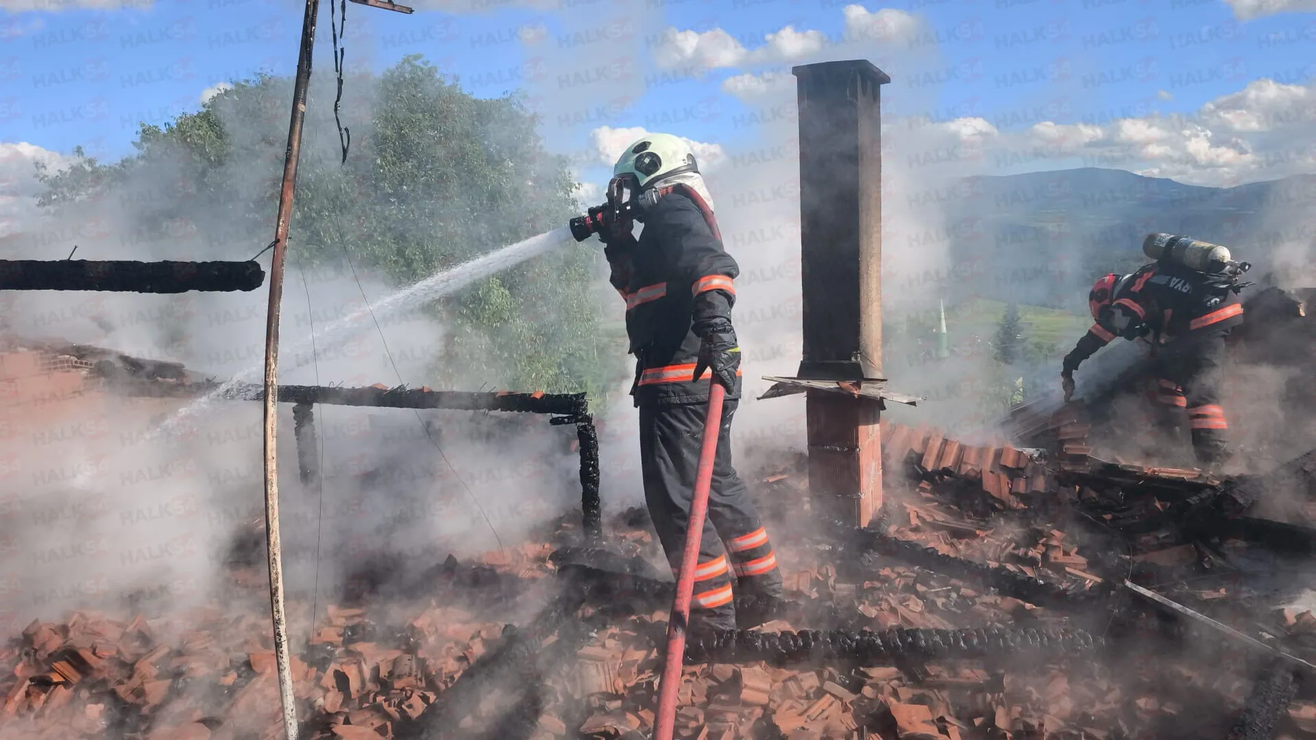 Geyve’de çatı yangını korkuttu: itfaiye zamanında müdahale etti