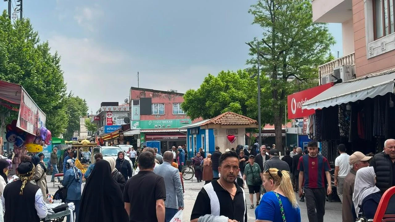 Adapazarı’nda Bayram Hareketliliği: Güneşli Hava Çarşıyı Doldurdu