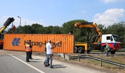 Anadolu Otoyolu bağlantı yolunda devrilen tır ulaşımı aksattı