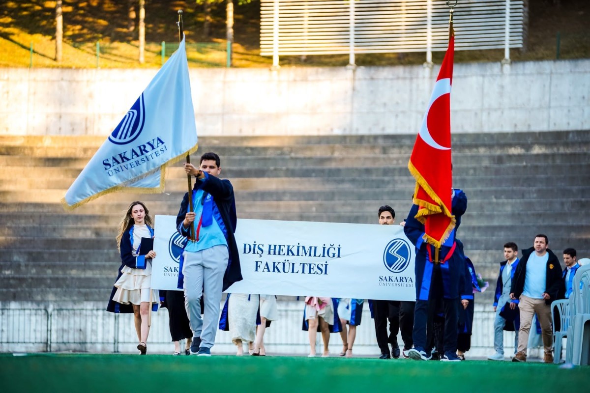 SAÜ’de binlerce öğrenci daha mezuniyet coşkusu yaşadı
