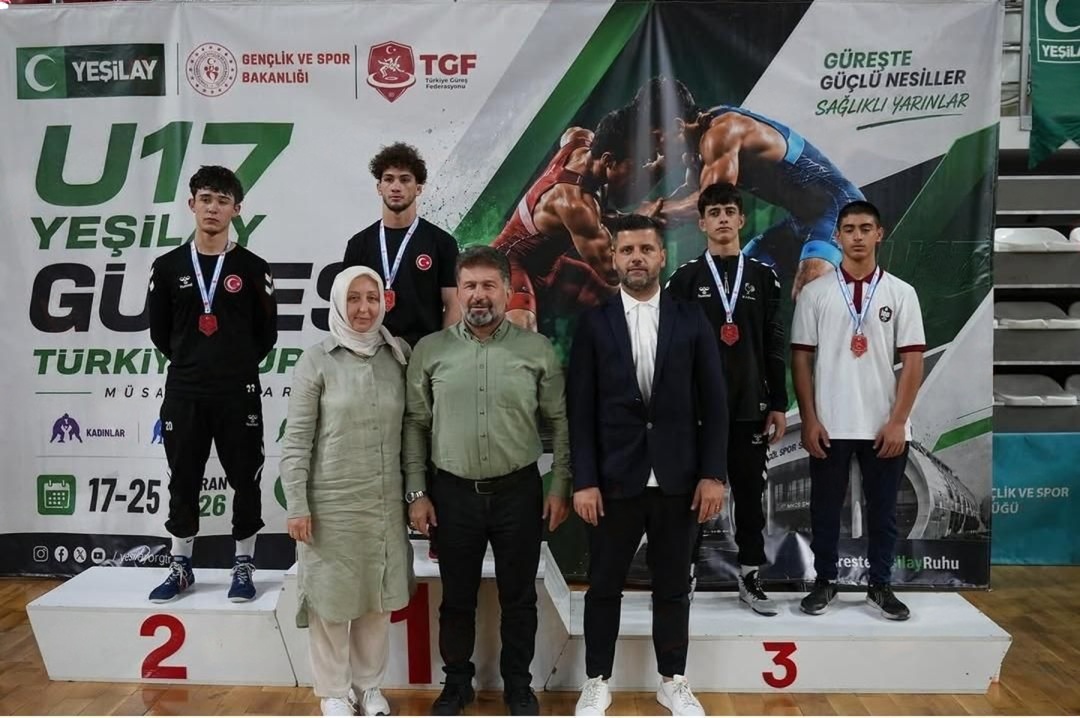 Hendek Olimpik Spor Kulübü grekoromen güreşte Türkiye şampiyonu oldu