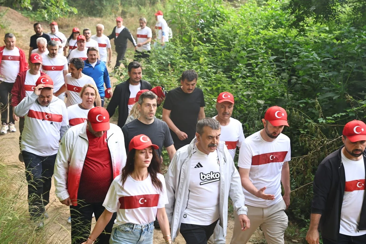 Bakan Tekin öğretmenlerle İl Ormanı’nda yürüdü