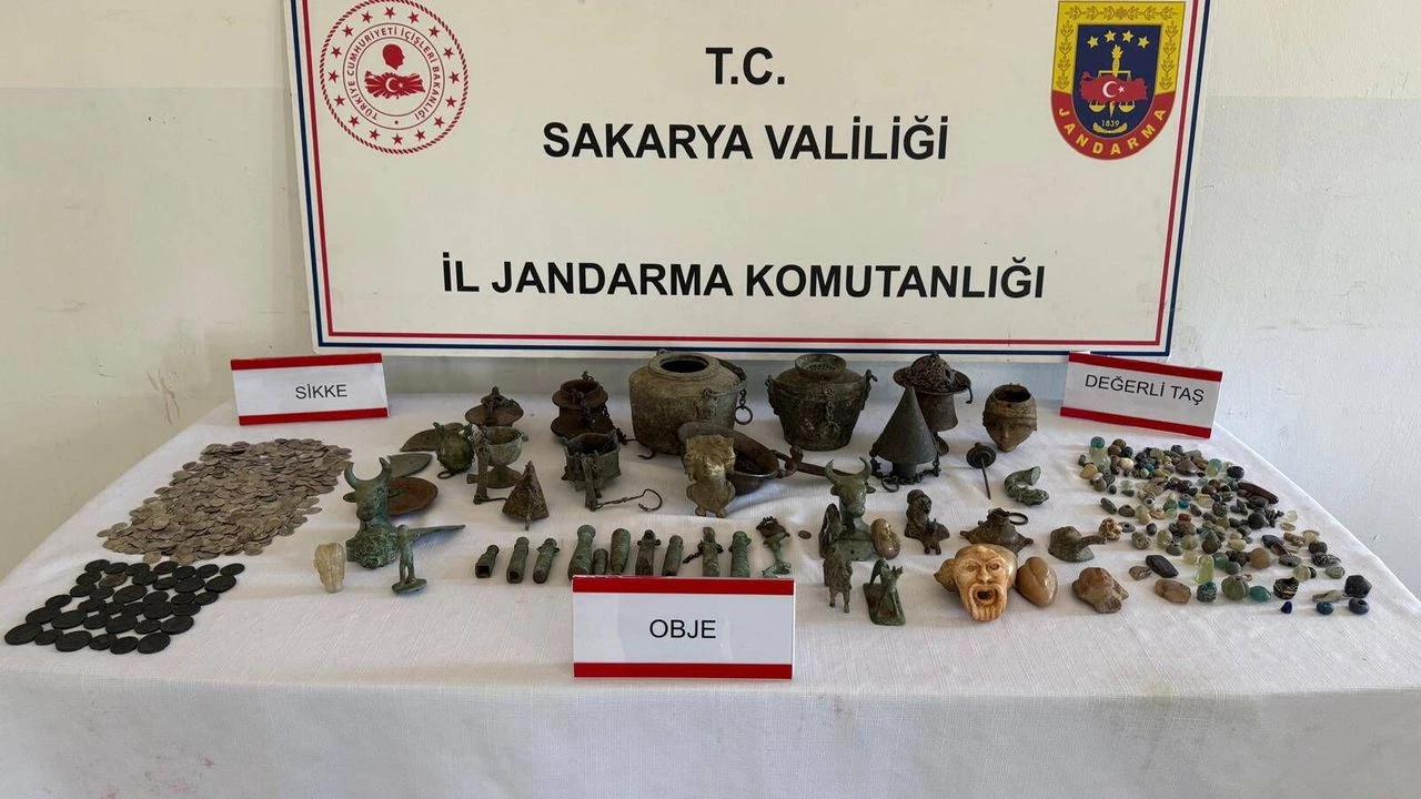 Sakarya’da “Anadolu Mirası” Operasyonu: 806 Parça Tarihi Eser Ele Geçirildi