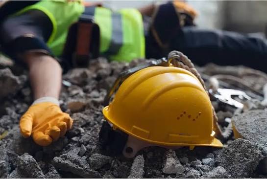 Sakarya'da dehşete düşüren iş kazası! Fabrikaya getirdiği çelik borular üzerine devrildi