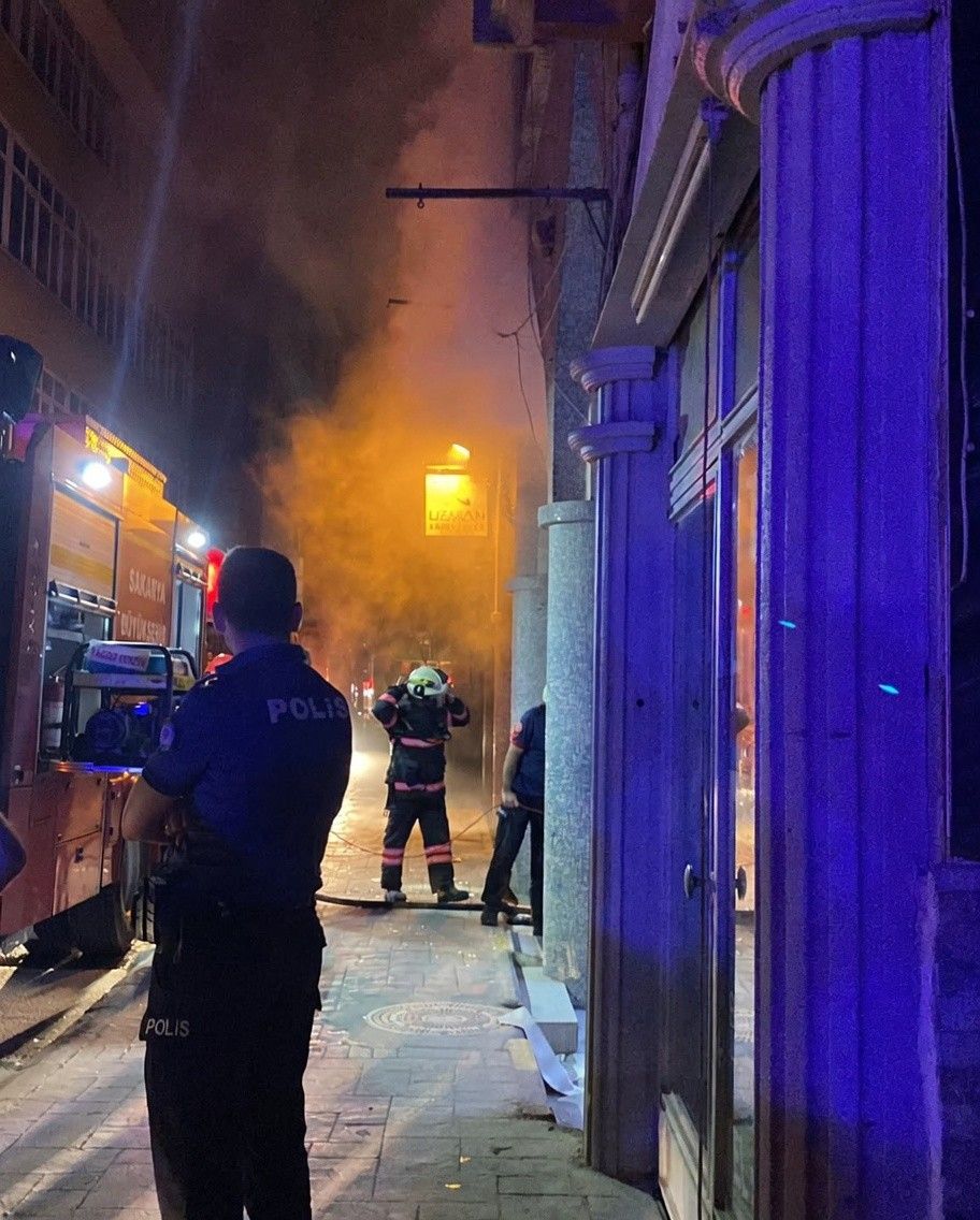 Kimyasallar peş peşe patladı! Kozmetik mağazasındaki yangın mahallede paniğe neden oldu