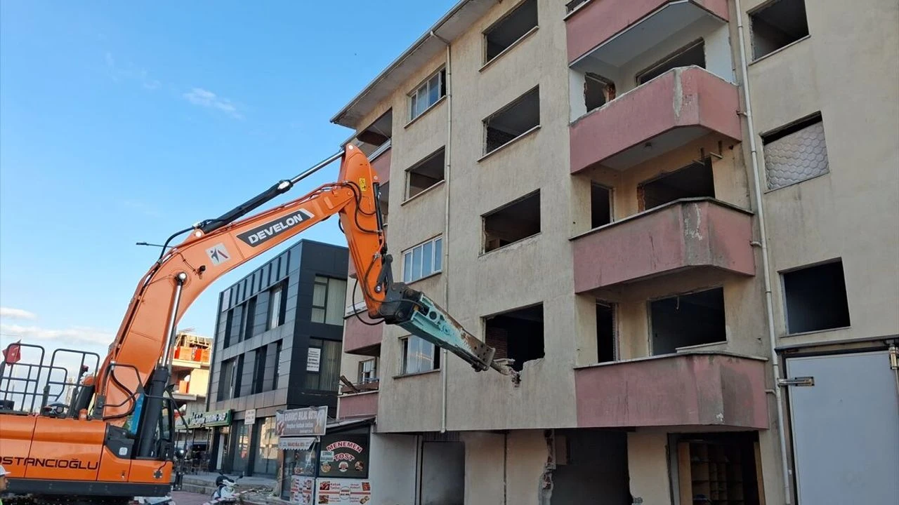 Serdivan'da kentsel dönüşüm başladı! 71 konut için ilk yıkım gerçekleştirildi