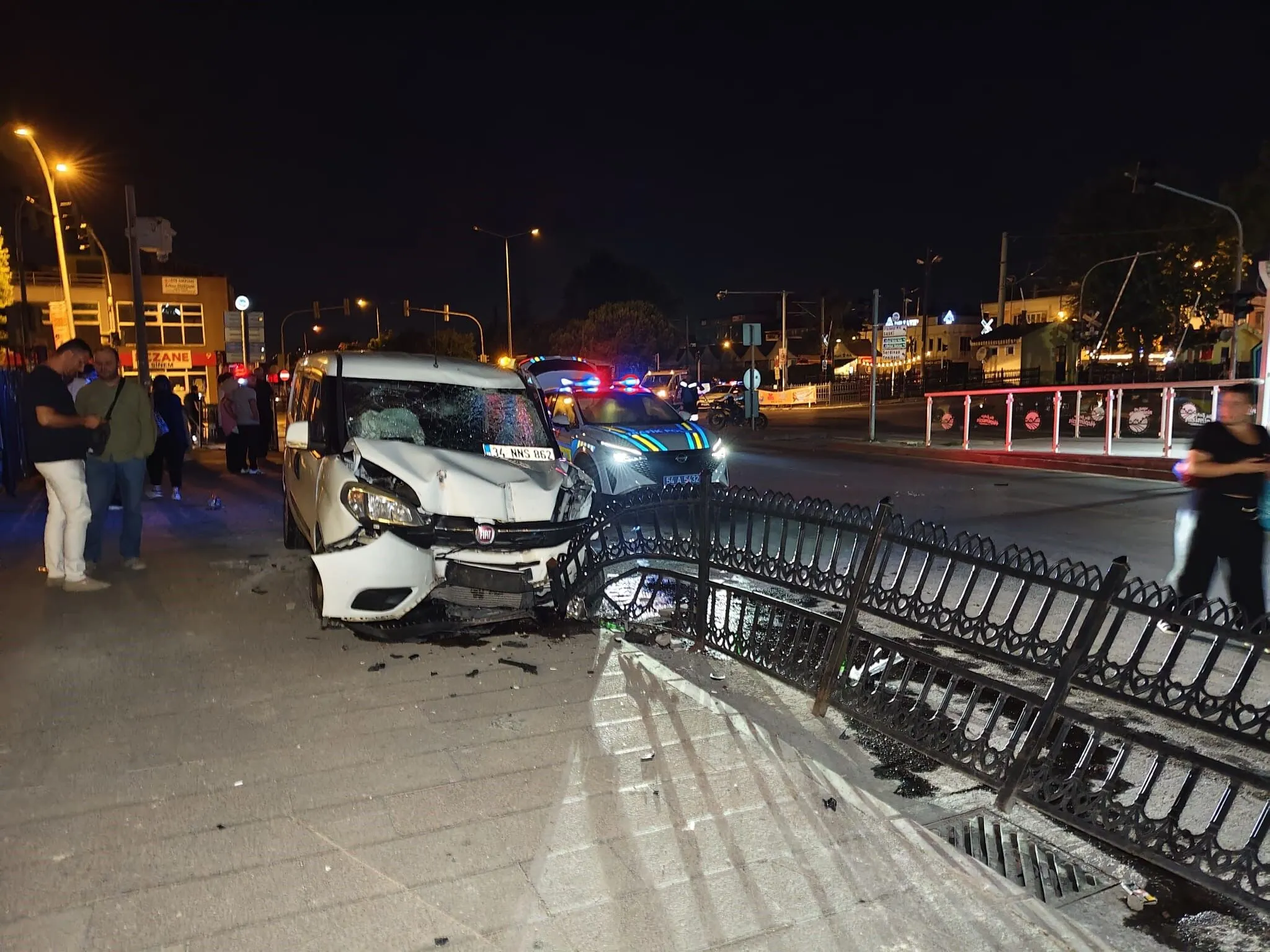 İki motosiklet ve hafif ticari araç çarpıştı: 1 ölü, 3 yaralı