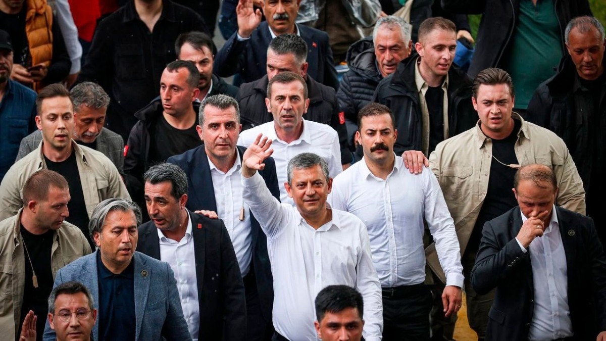 CHP Sakarya İl Başkanı Curoğlu'ndan Özgür Özel'e destek paylaşımı