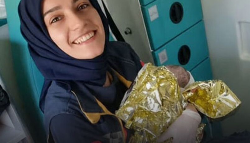 112 ekiplerinden ambulansta mucize doğum! Sağlıklı kız bebek dünyaya geldi