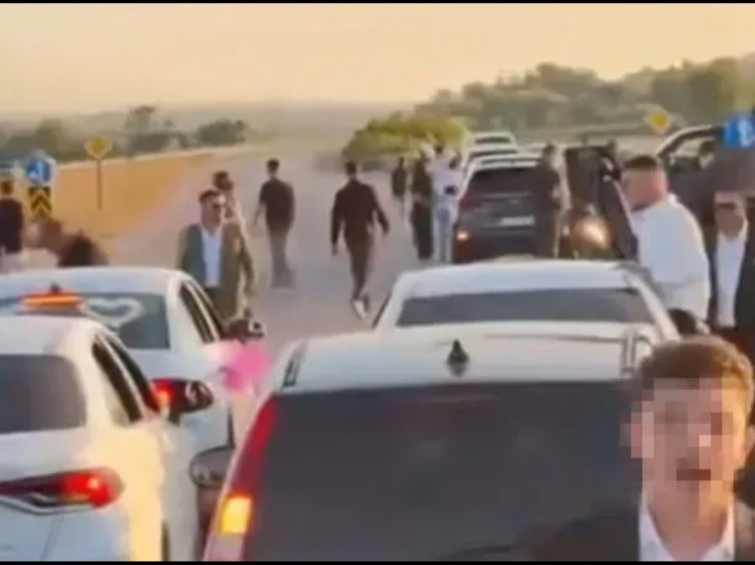 Sakarya'da düğün konvoyu terörü: Traktörlerle yolu kapatıp havaya ateş açtılar