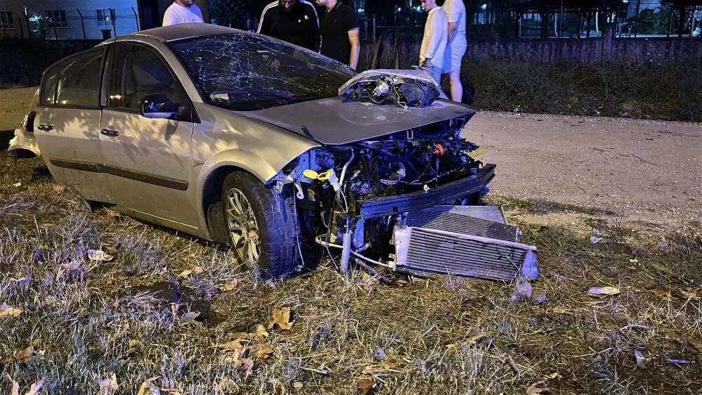 Ağaca çarpan otomobil ikiye bölündü! Sürücü mucize eseri kurtuldu