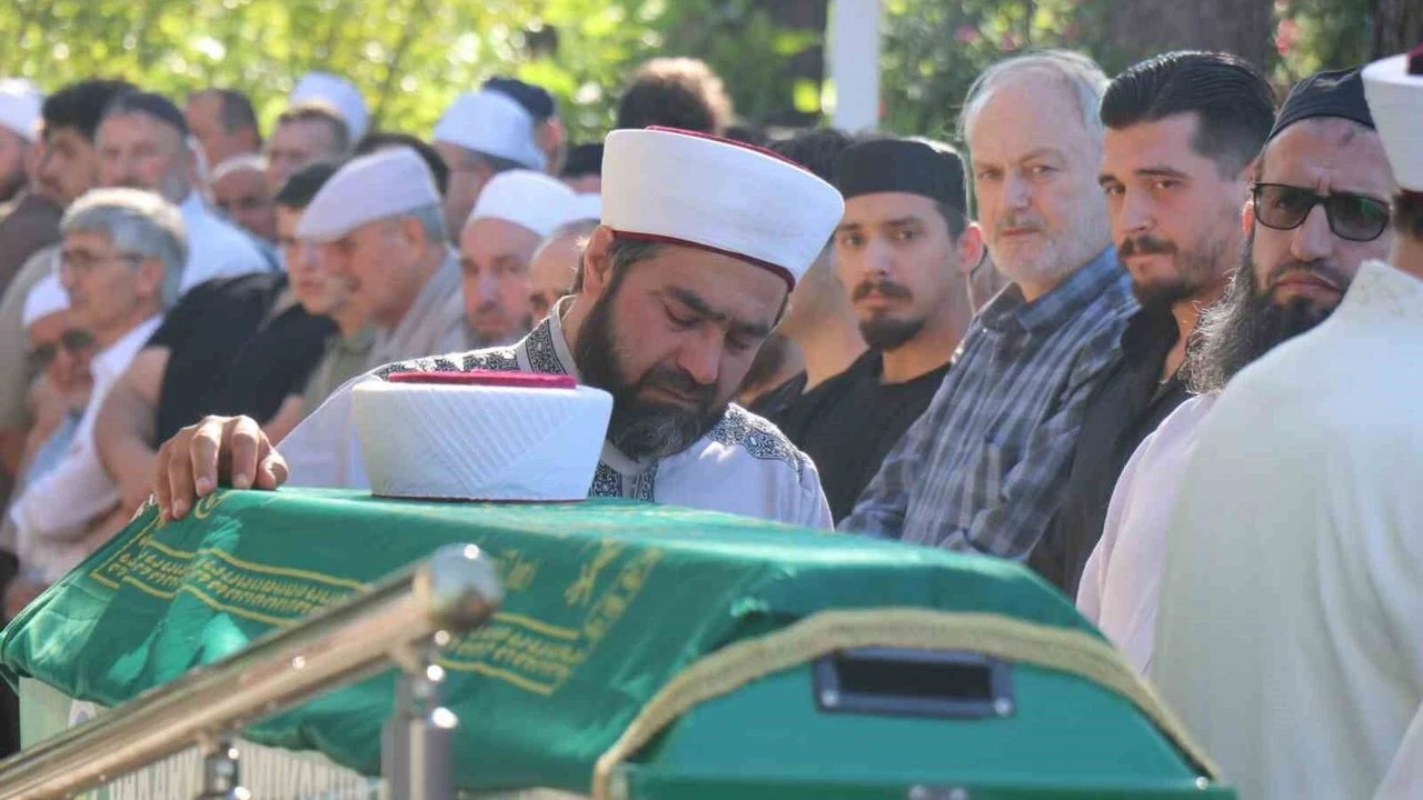 İmam babanın en acı görevi: Oğlunun cenaze namazını kıldırdı