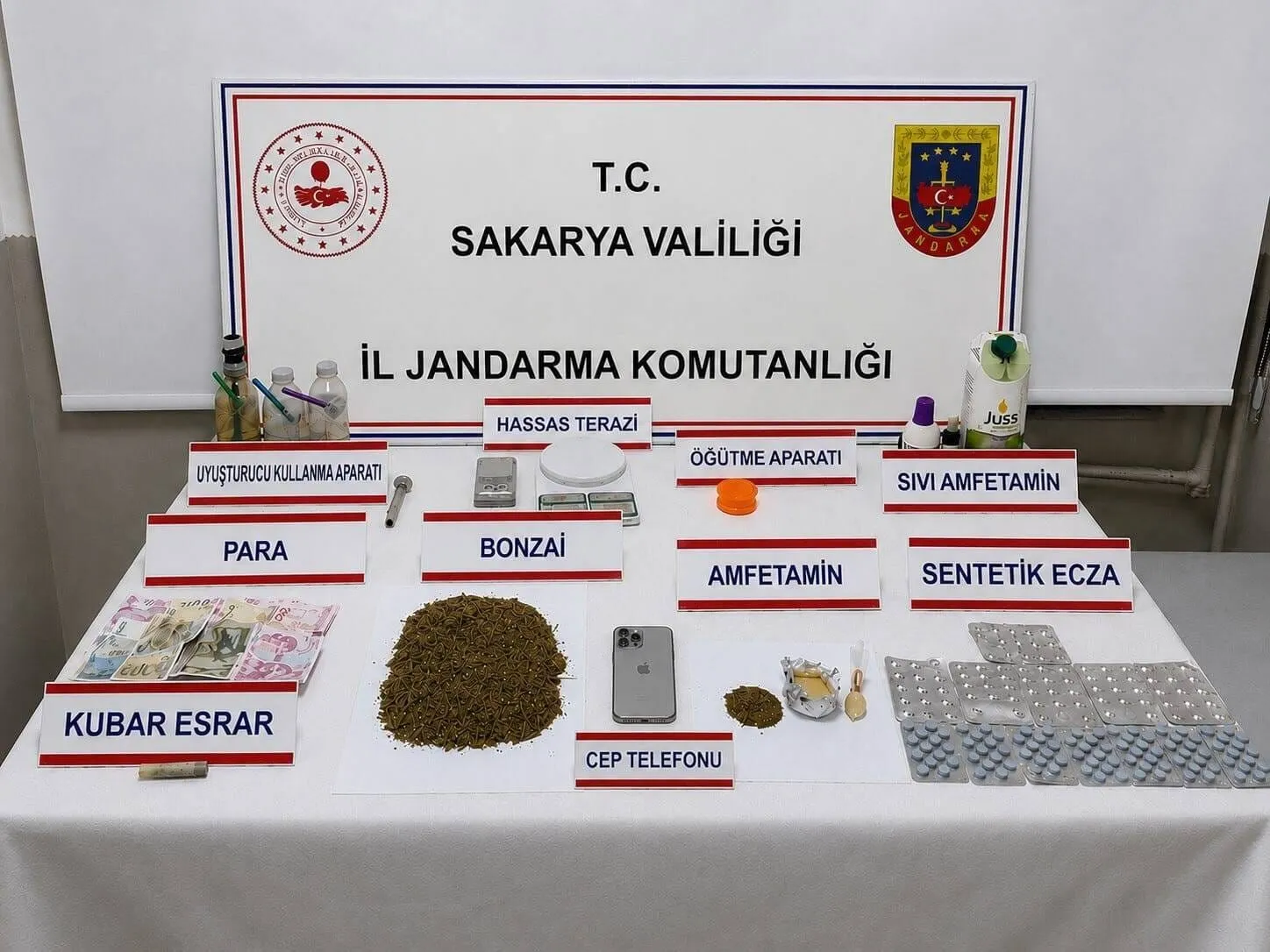Akyazı'da torbacılara jandarma operasyonu: Bonzai üretiminde kullanılan sıvı amfetamin ele geçirildi