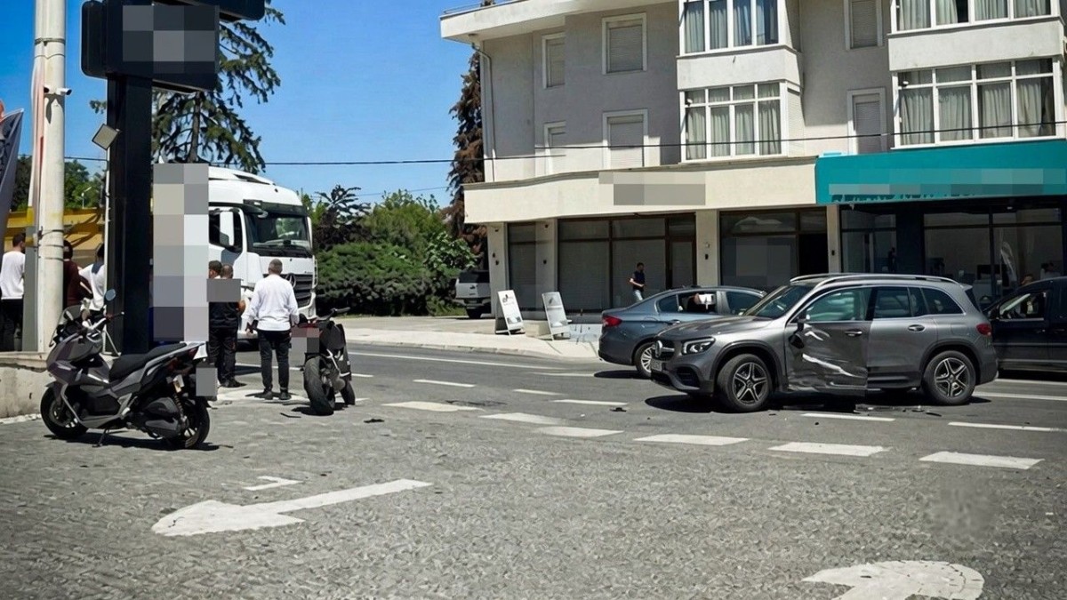 Yürekleri ağza getiren kaza: Otomobil ile motosiklet çarpıştı, 2 yaralı