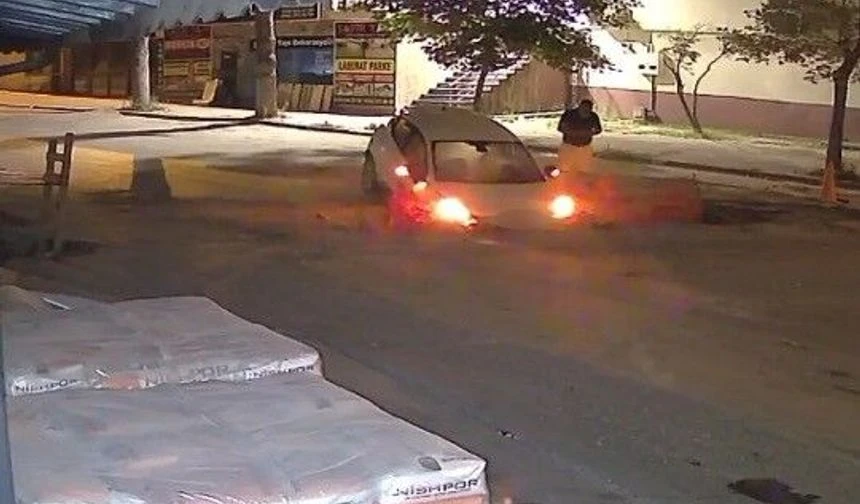 Dikkatsizlik pahalıya patladı, otomobiliyle çukura girdi