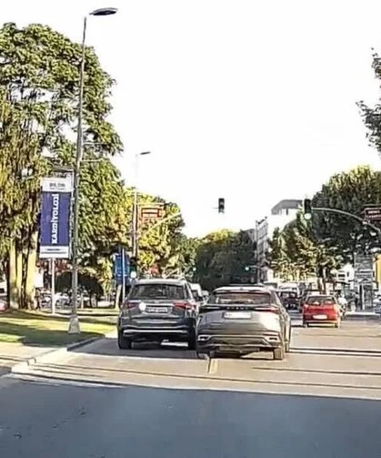 Faciaya davetiye çıkardı: Yoğun trafikte makas attı, kameraya yansıdı