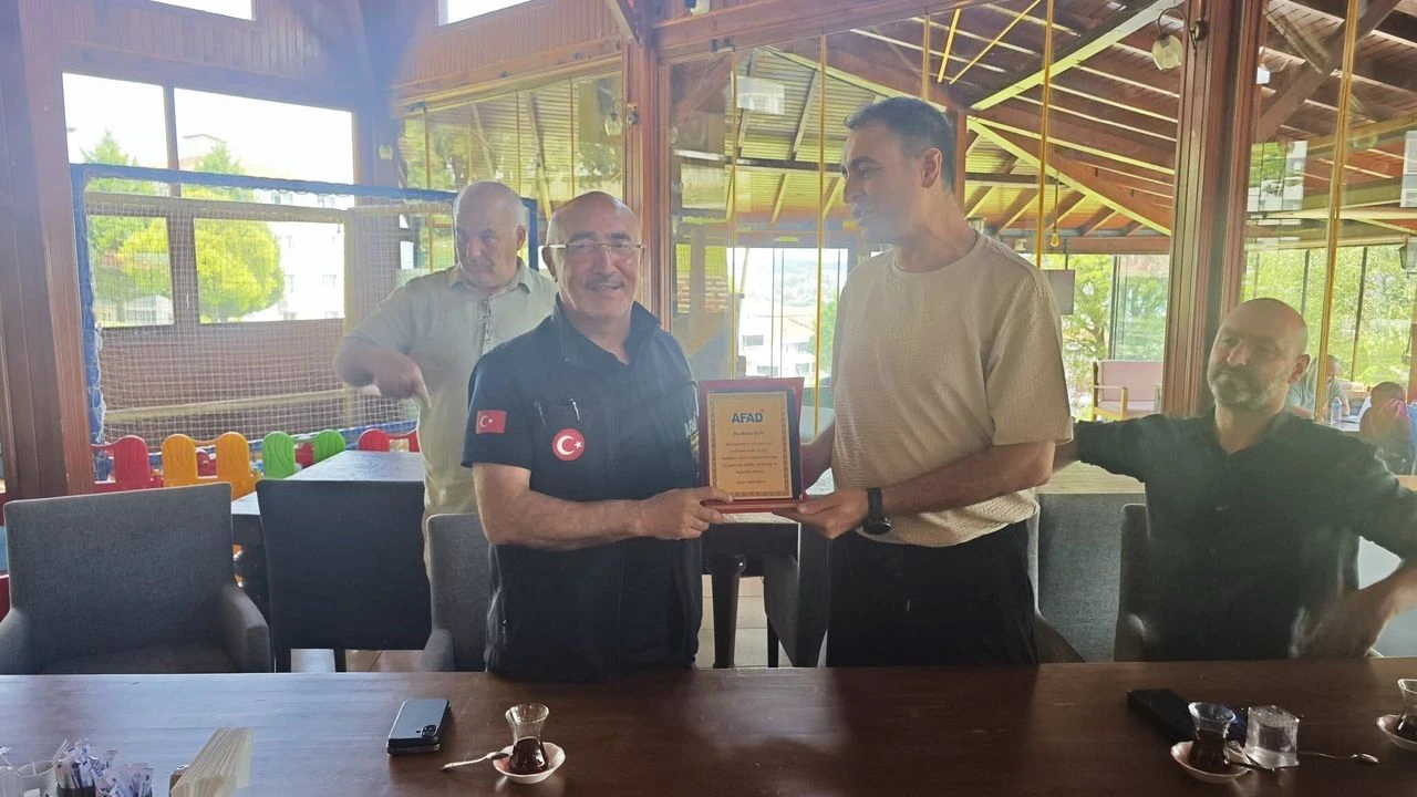 AFAD Sakarya’da Bekir Şen’e veda: Yeni görevi öncesi personelle helalleşti