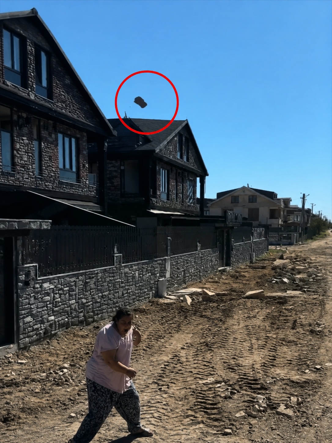Kocaali’de yol çalışması sırasında gerginlik! İş makinesine taş attı