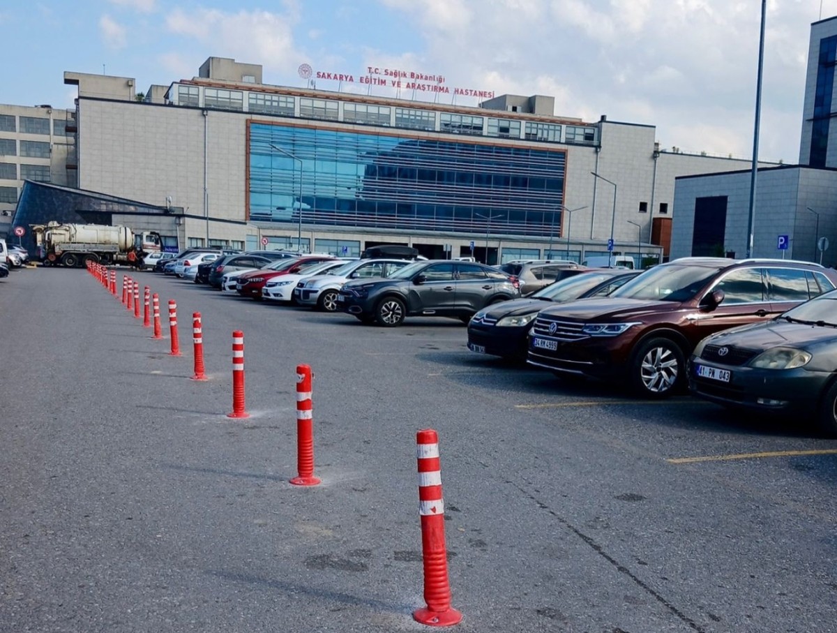 SEAH otoparkında düzenleme: Araç geçişleri dubalarla ayrıldı