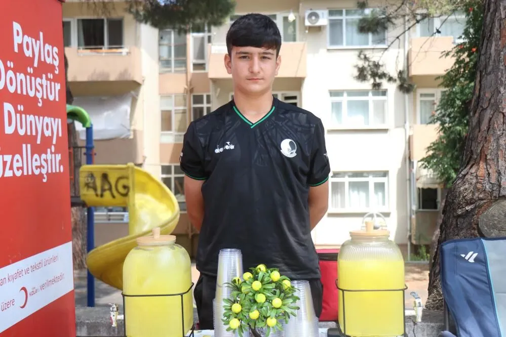 14 yaşındaki Buğra limonata satarak ayda 90 bin lira kazanıyor