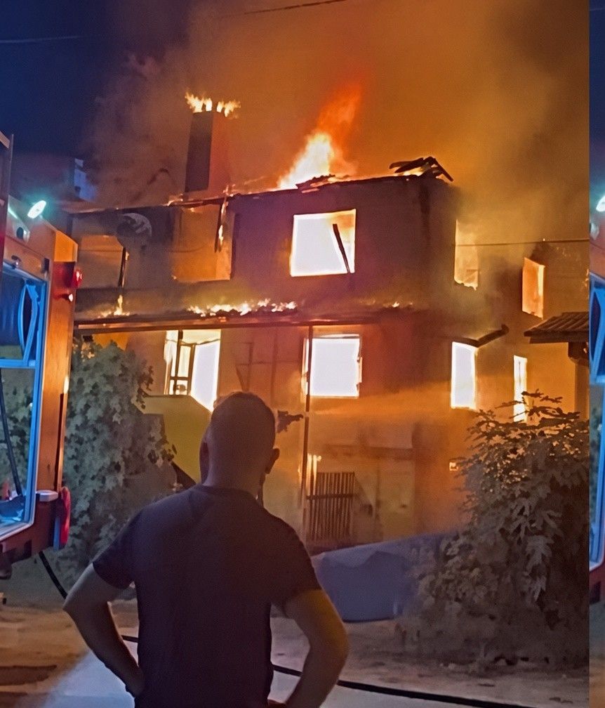 Adapazarı'nda 3 katlı ev alevlere teslim oldu