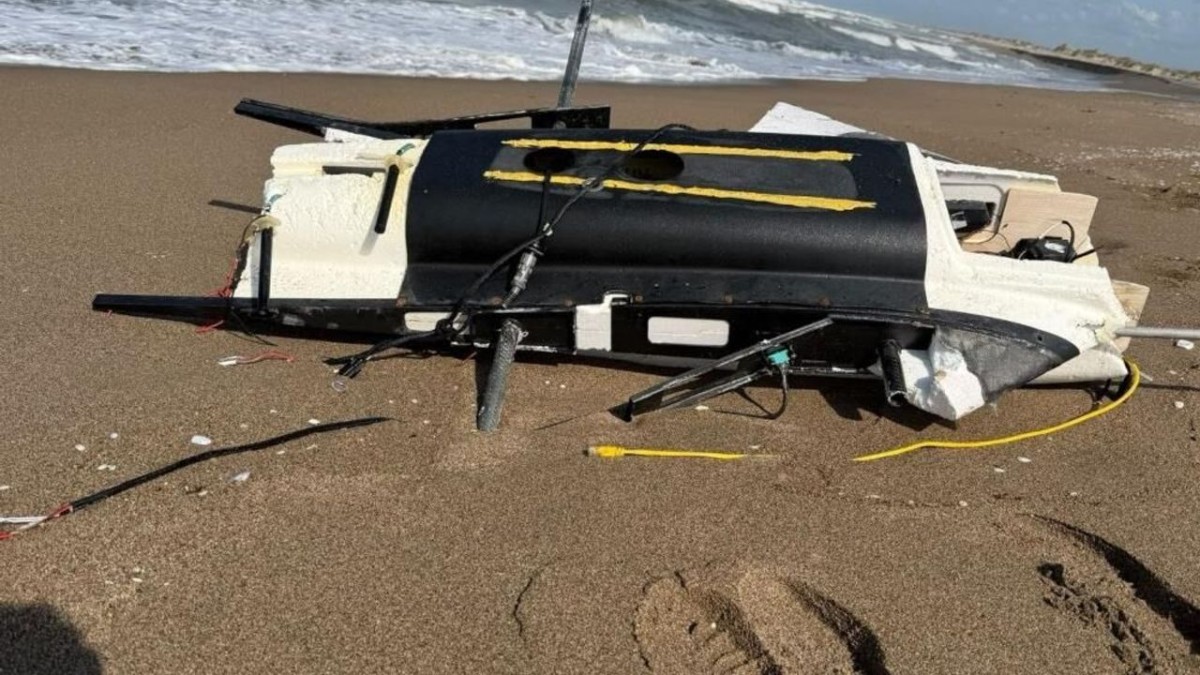 Kaynarca sahilinde dron parçası bulundu