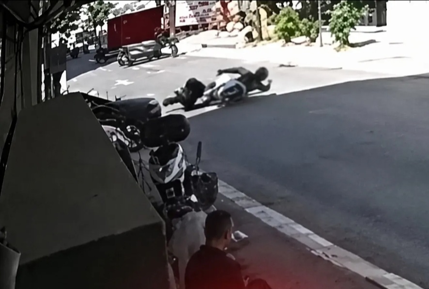 Serdivan’da motosikletli ölümden döndü