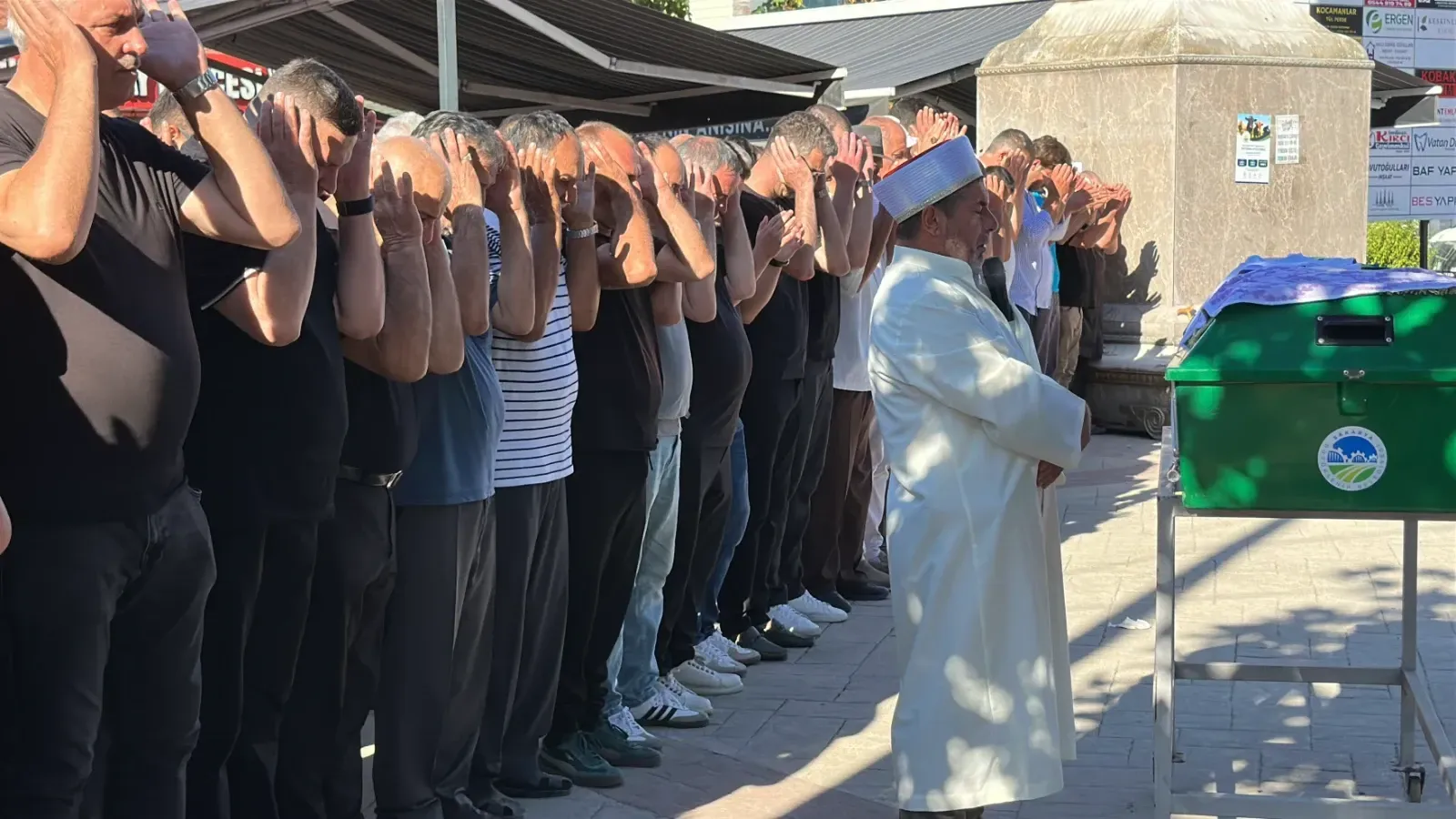 Üvey oğlu tarafından vurulan baba toprağa verildi