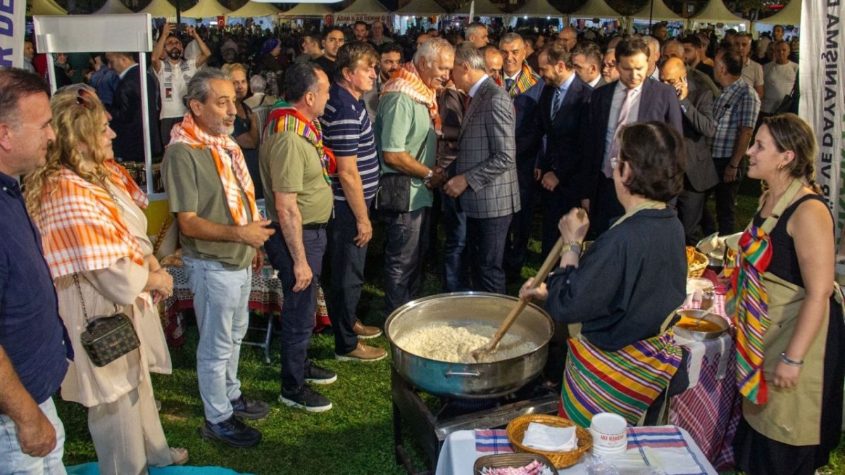 Önünden geçenler dönüp bir daha bakıyor!