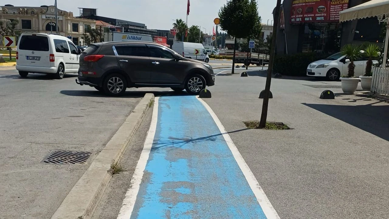 Serdivan’da tepki çeken park: Yaya ve bisiklet yolunu kapattı