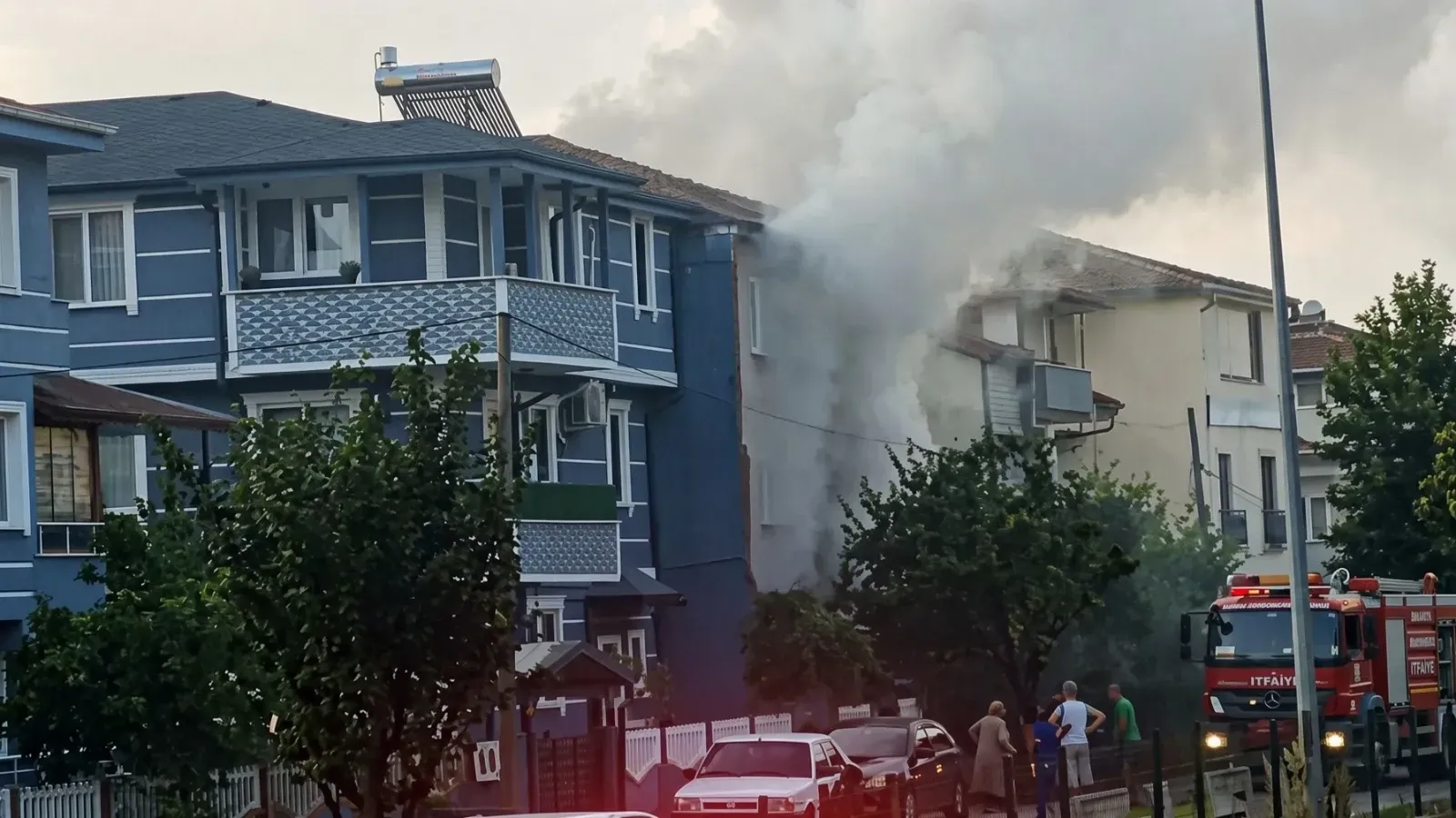Serdivan’da yangın paniği! Daireden yükselen dumanlar korkuttu