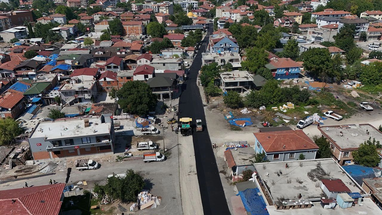 Erenler’de 19 sokak yenilendi: 3 kilometrelik güzergâha 5 bin 500 ton asfalt