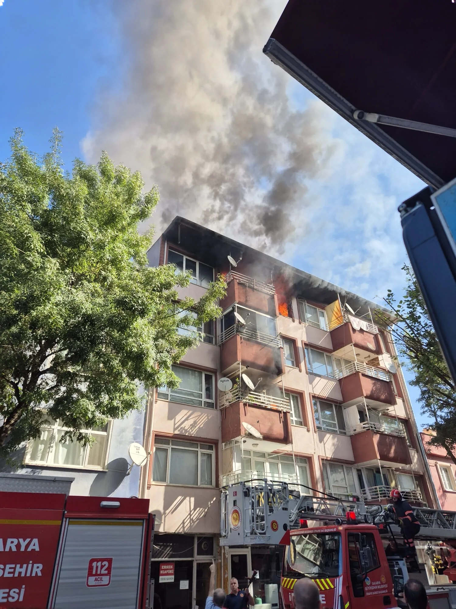 Adapazarı’nda korkutan yangın! Anne ve iki çocuk dumandan etkilendi