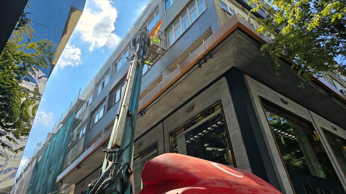 Beton Parçalarının Düştüğü Cevatbey Pasajı’nda Cephe Yenileniyor