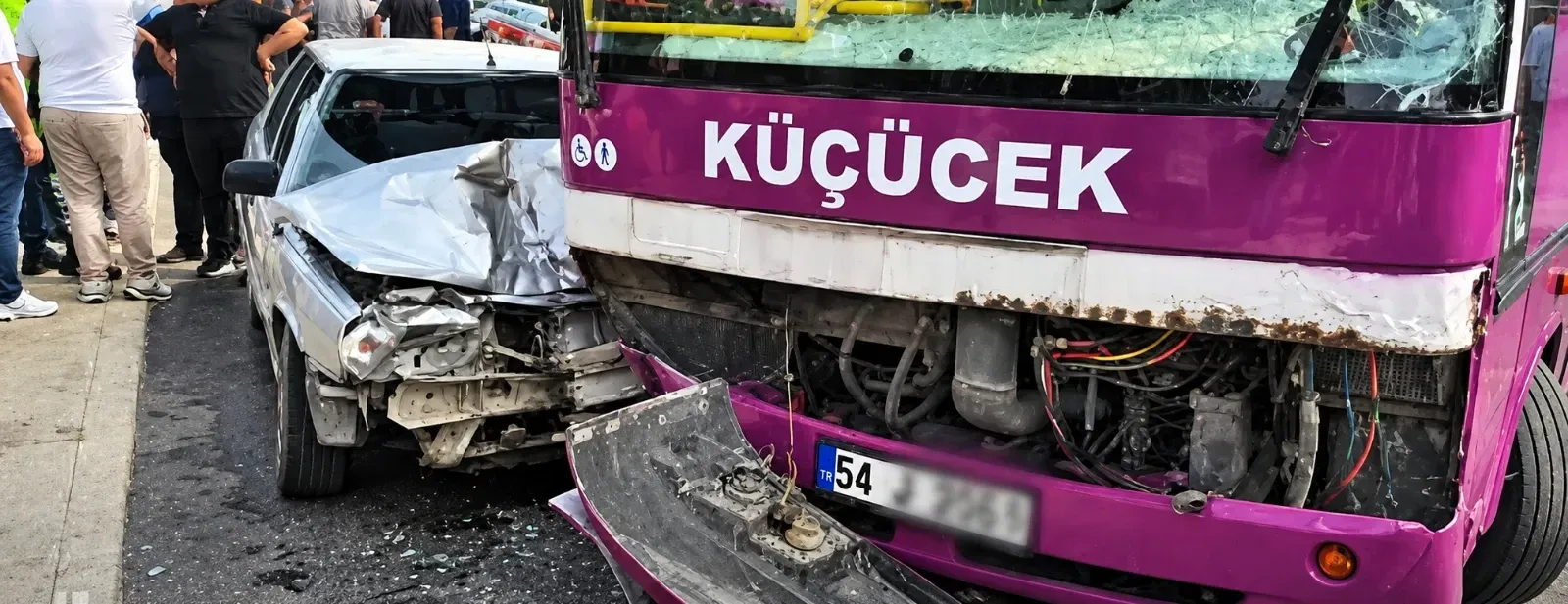 Akyazı’da Özel Halk Otobüsü ile Otomobil Çarpıştı: 5 Yaralı