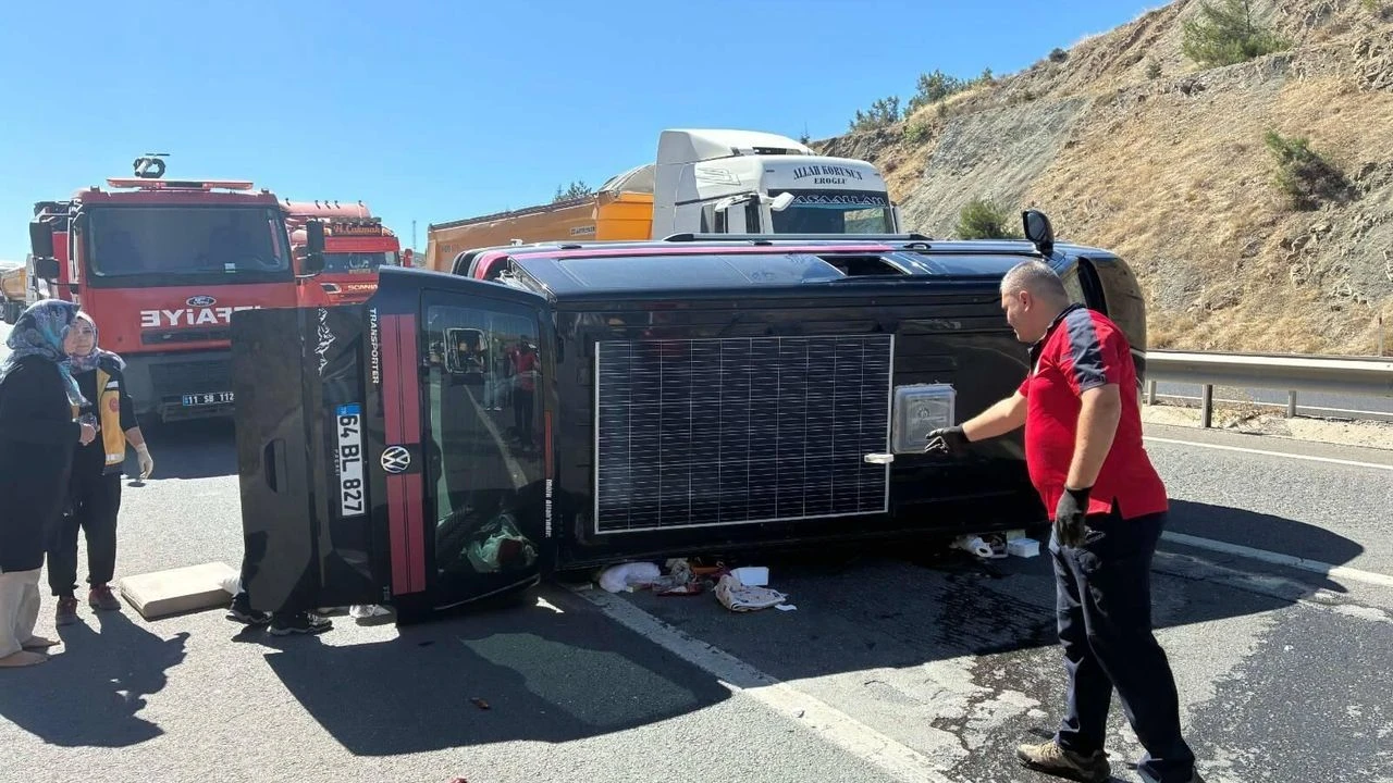 Sakarya yolunda minibüs devrildi: 3 yaralı