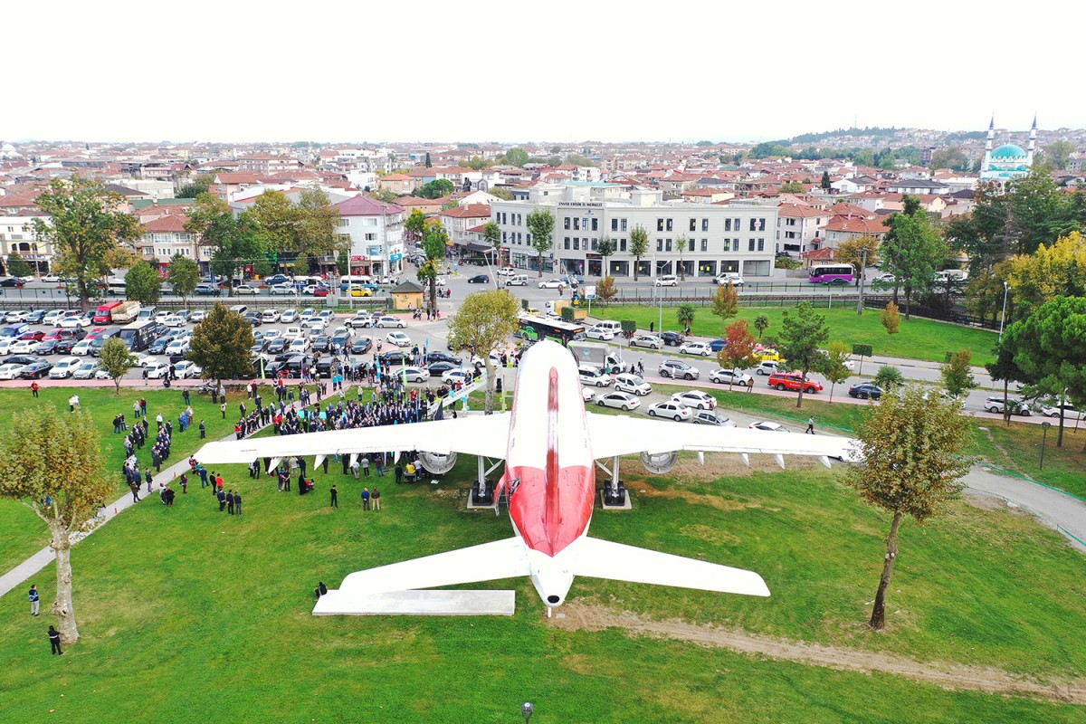 Aziz Duran Parkı’ndaki uçak kaldırılacak mı? Başkan Alemdar açıkladı