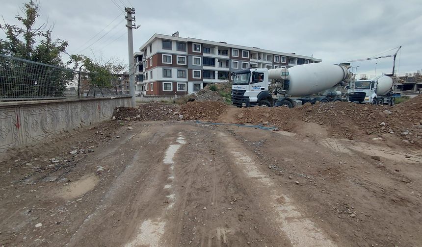Hendek’te Hafriyat Tepkisi: 40 Haneli Sitenin Yolu Kapatıldı