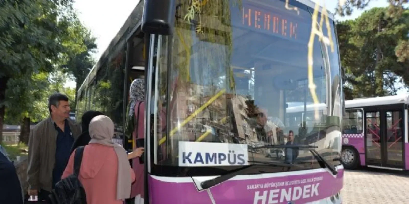 Hendek’te üniversitelilere ücretsiz ulaşım desteği devam ediyor