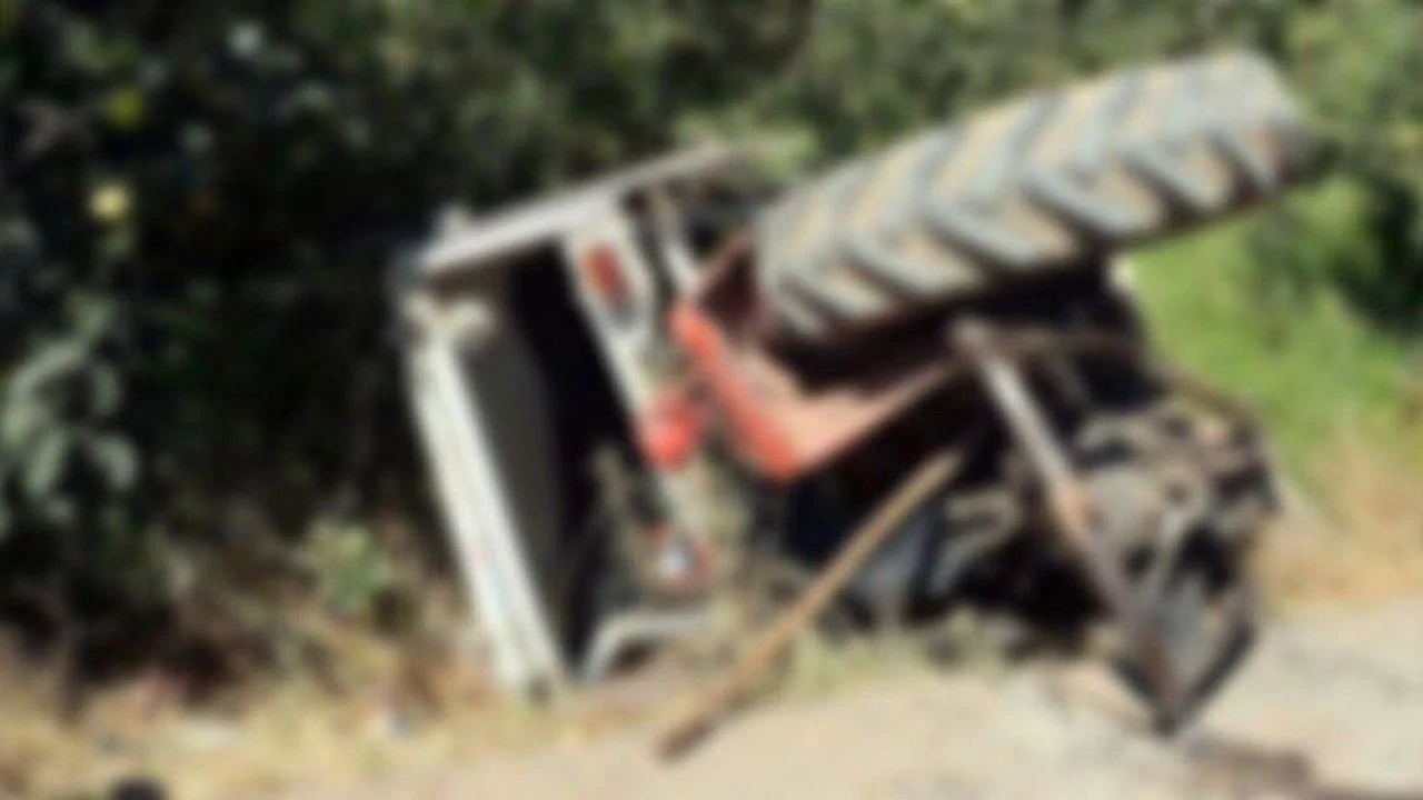 Kocaali’de traktör devrildi: 3 yaralı