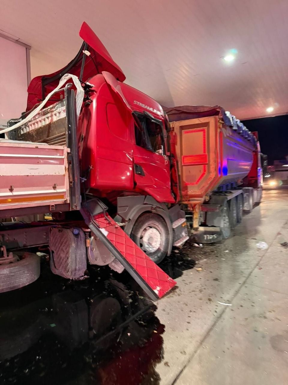 Arifiye’de feci kaza: TIR sürücüsü yaşamını yitirdi