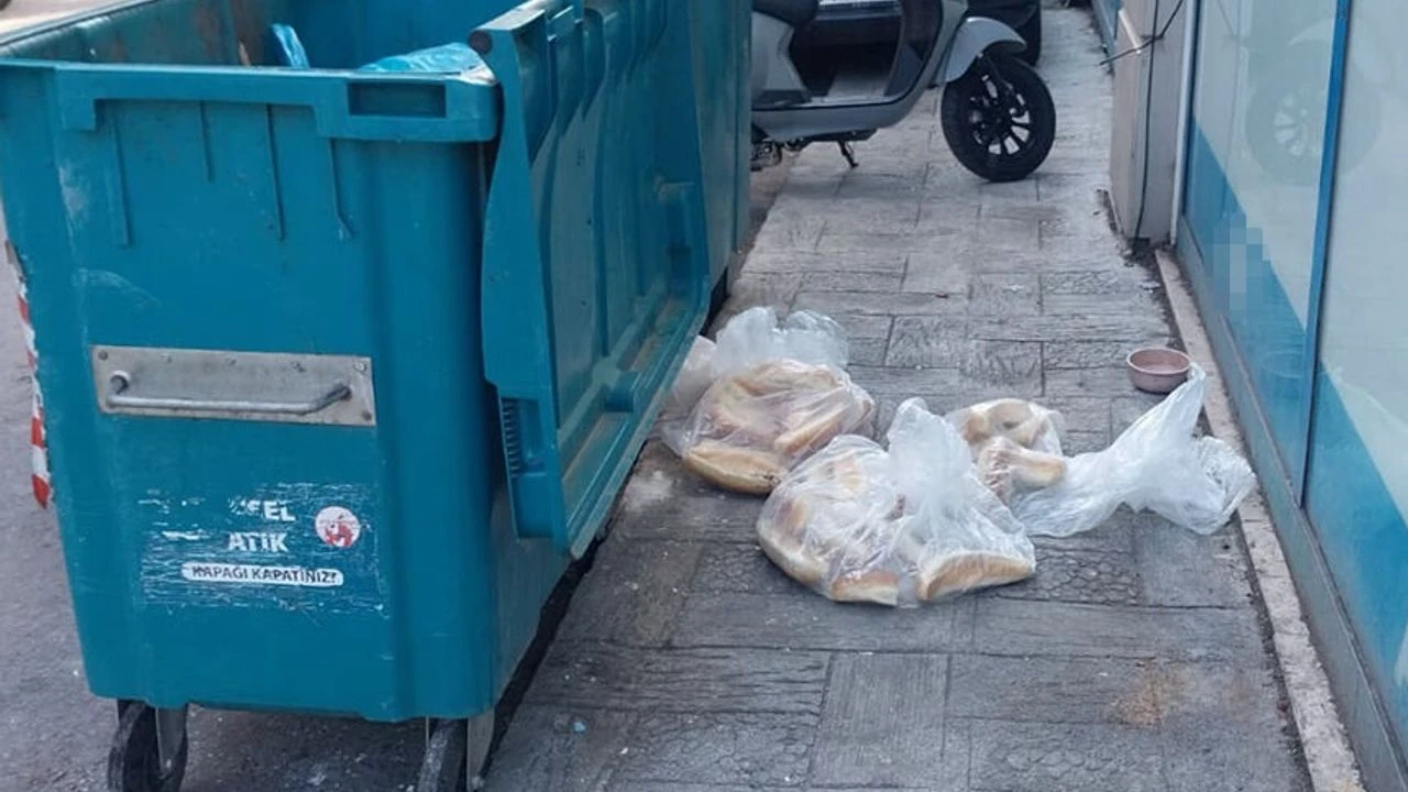 Çöp konteynerinin yanında onlarca ekmek! Vatandaşlar tepki gösterdi