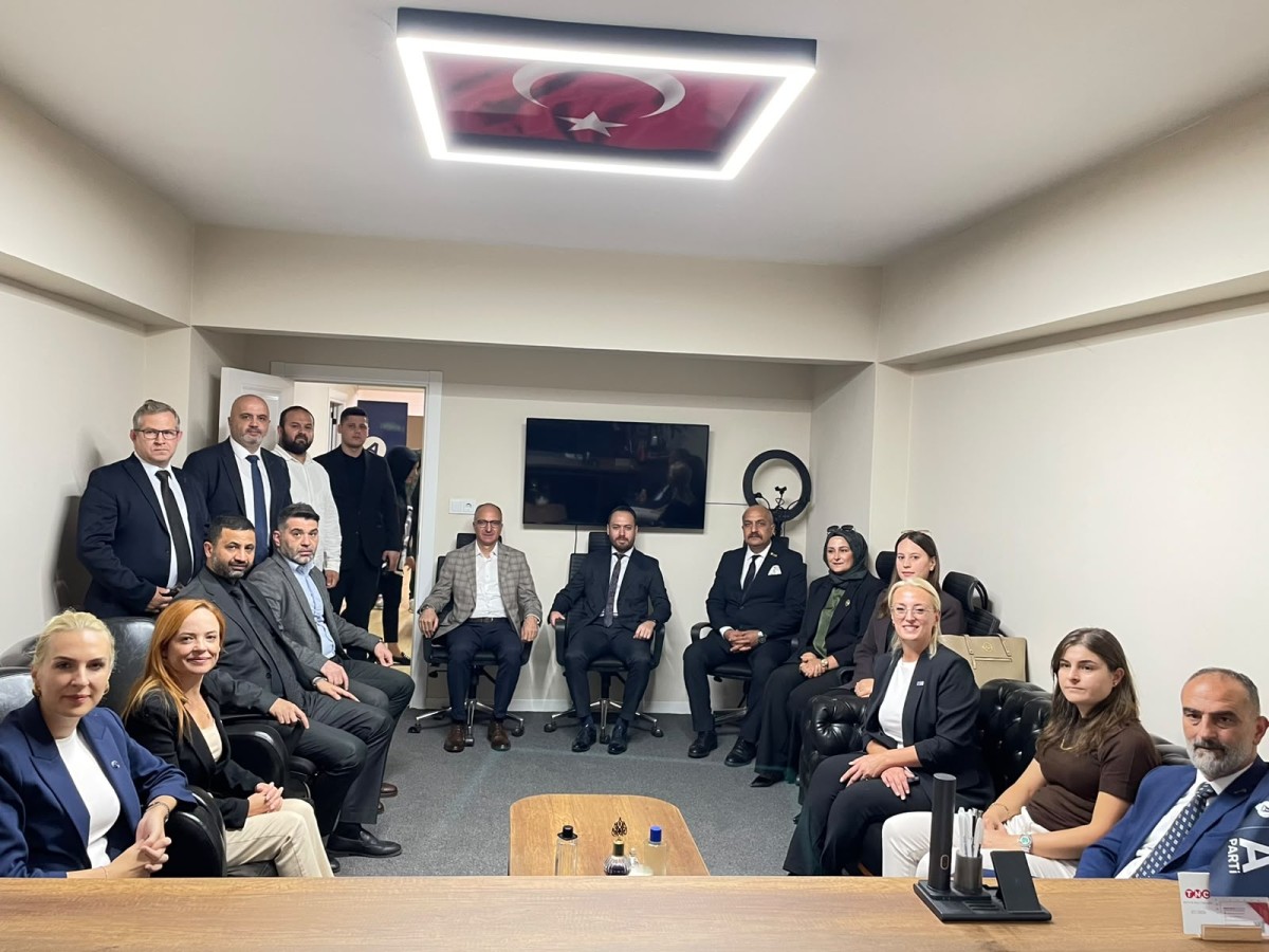 Merve Müftüoğlu’ndan Anahtar Parti Sakarya İl Başkanlığına ziyaret