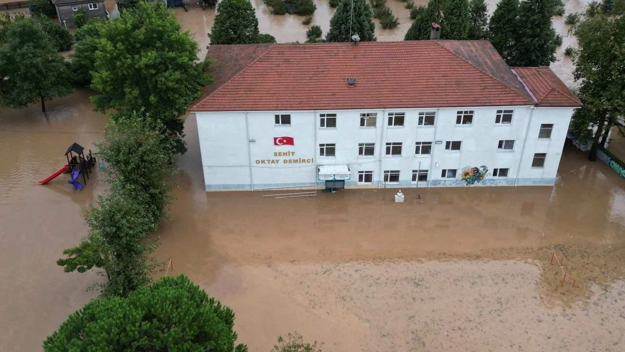 Karasu’da taşkın: Bir mahalle sular altında kaldı, eğitime ara verildi