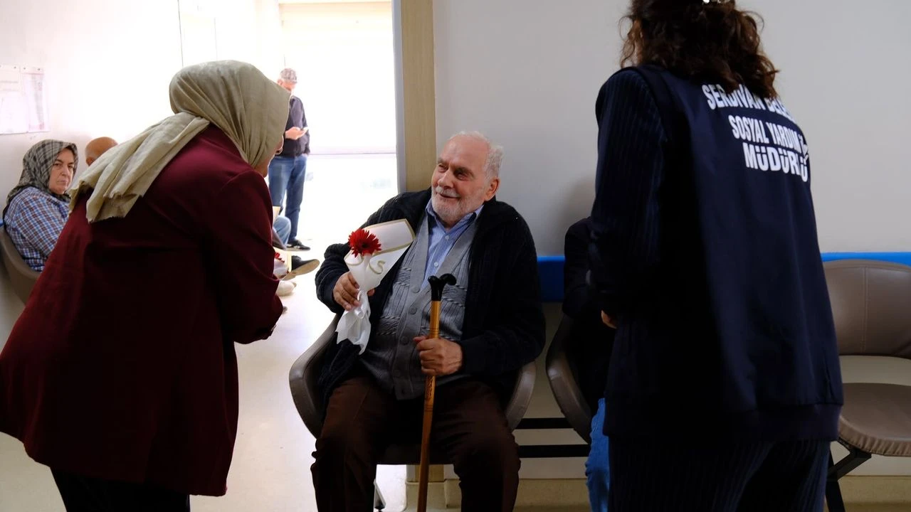 Serdivan’da yaşlılara anlamlı ziyaret