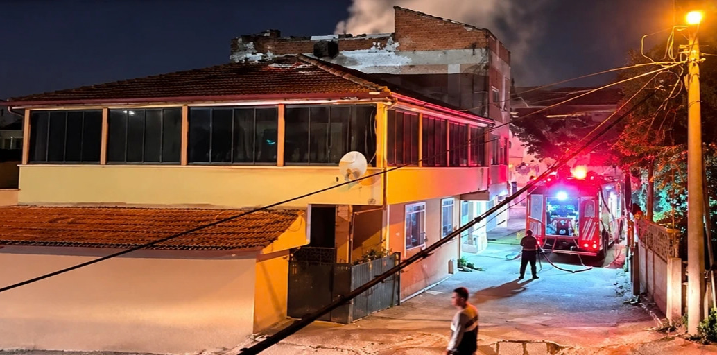 Erenler’de geceyi alevler aydınlattı: Ev kullanılamaz hale geldi